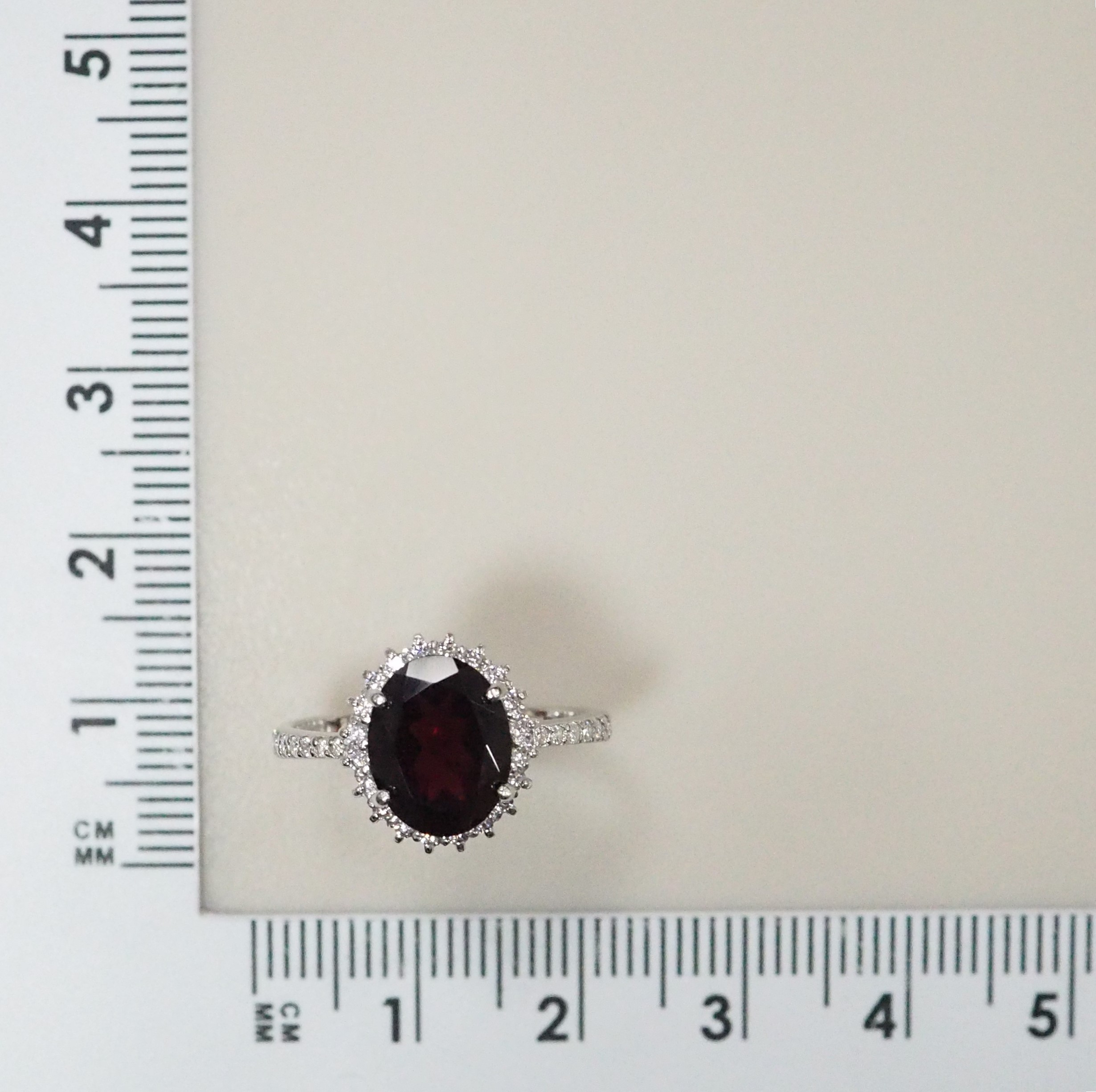 Серебряное кольцо с гранатом